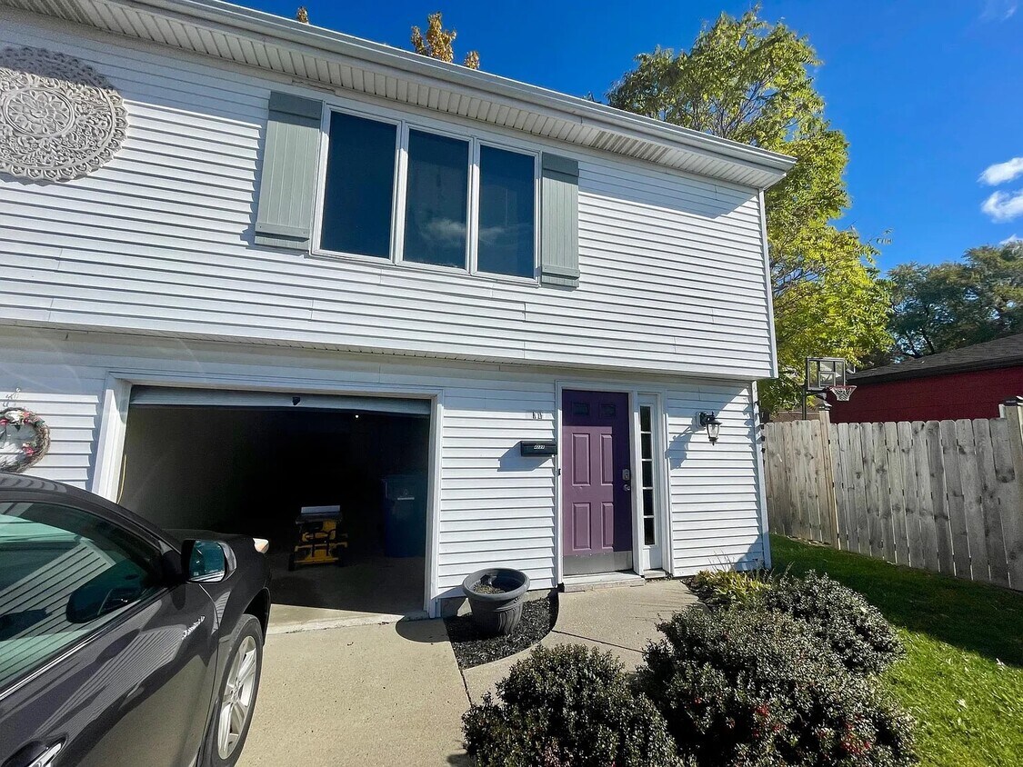 Primary Photo - 422 N Legion Dr