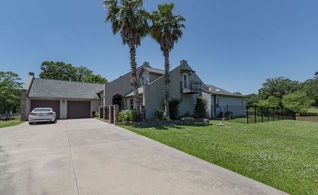 Building Photo - 4 Bedroom house with pool for rent