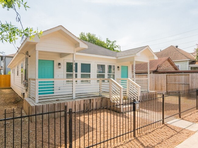 Building Photo - Charming Fully Renovated 2-Bedroom Duplex ...