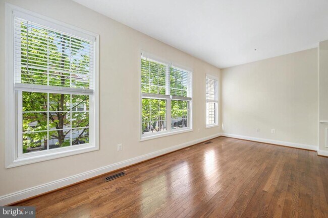 Foto del edificio - 8341 Broderick Cir