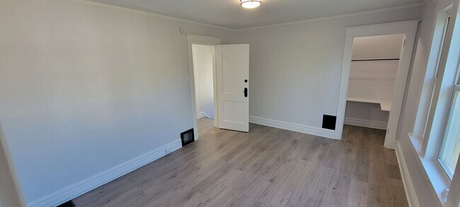 Foto del edificio - AVAILABLE JUNE 1ST - 2 Bed/ 1 Bath w/ Great Yard!