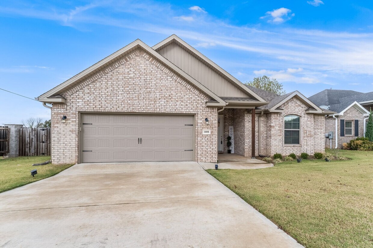 Foto principal - Charming 3-Bed, 2-Bath Pet-Friendly Rental...