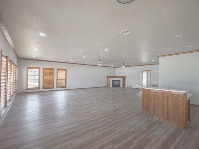 Foto del edificio - Large Private Oasis FOR RENT in Tuttle!