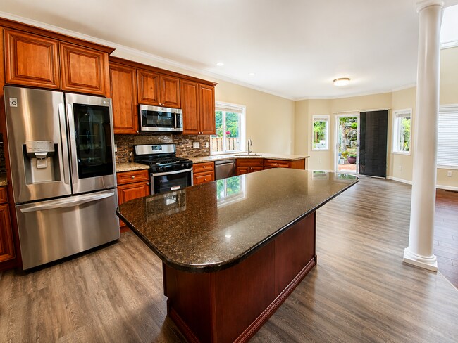 Foto del edificio - Beautiful 5 Bedroom Home!