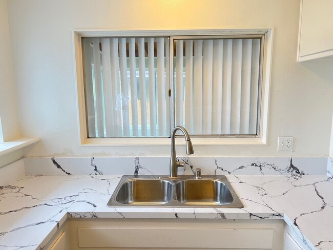 Building Photo - 5166