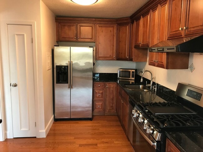 Building Photo - Luxury 1 bedroom 1 bath condo with great amenities