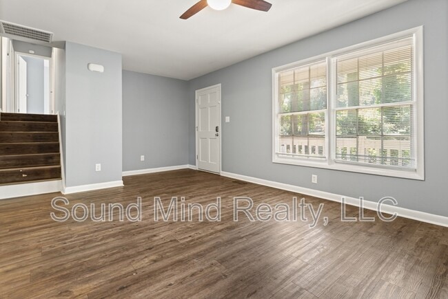Building Photo - 305 Golf Course Dr