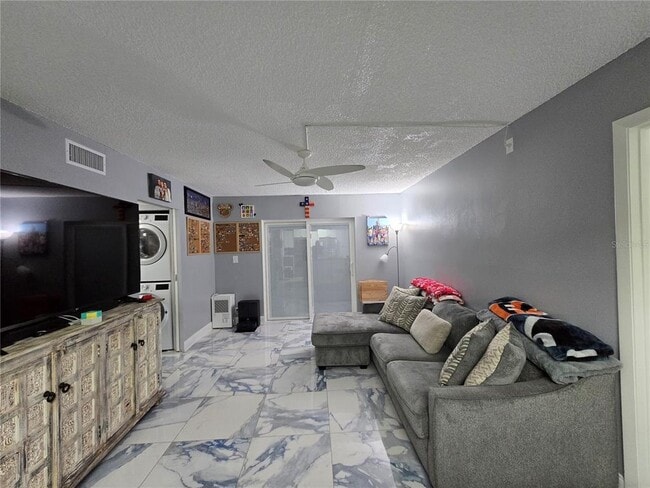 Foto del edificio - 19505 Quesada Ave