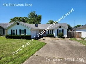 Building Photo - 900 Edgewood Dr