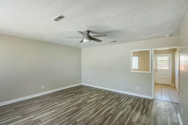 Building Photo - 4327 Traverse Ln