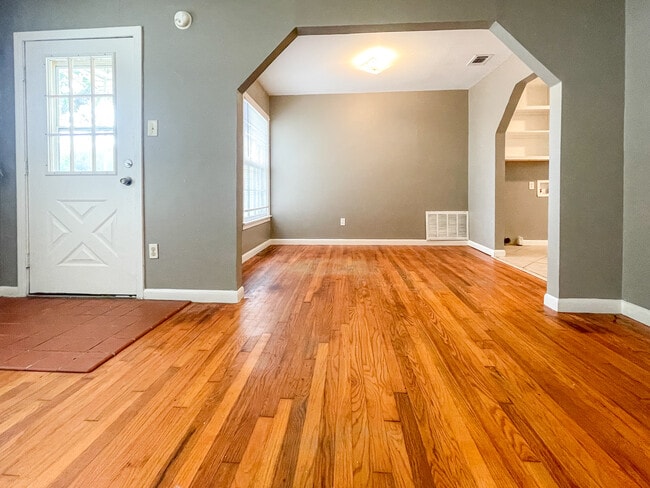 Building Photo - 1405 Guthrie Dr
