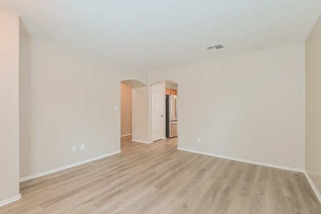 Building Photo - 660 W Cholla Crest Dr