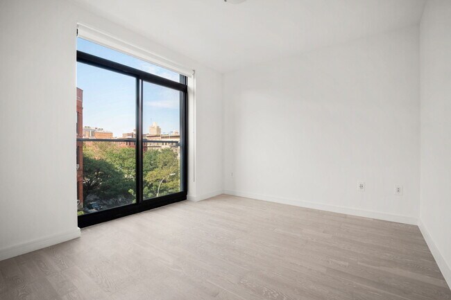 Foto del edificio - 2351 Adam Clayton Powell Jr Blvd