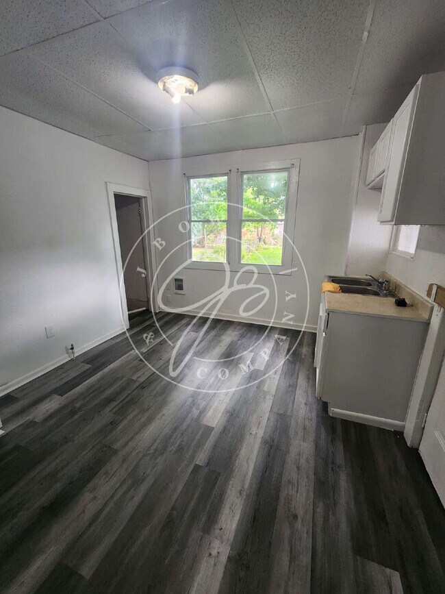 Foto del edificio - 3 bed 2 bath with over 1200 sq. feet