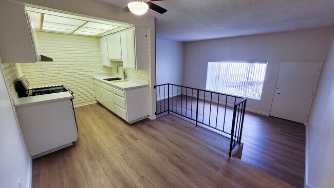 Foto del edificio - Remodeled Upstairs 2 Bed 2 Bath Condo with...