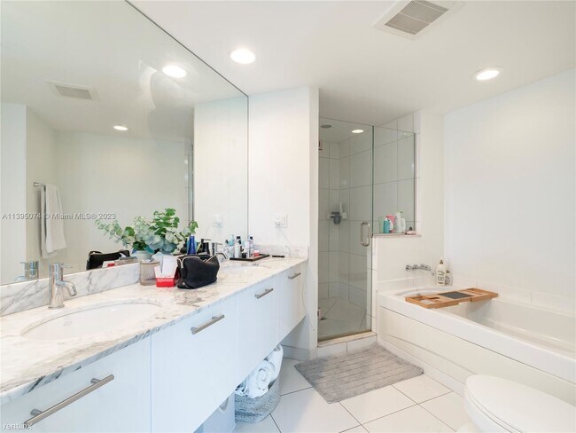 Building Photo - 2 br, 2 bath Condo - 500 Brickell Ave