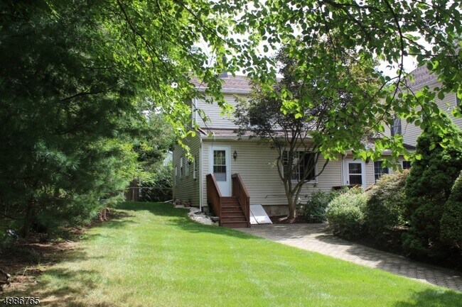 Building Photo - 173 E Cedar St