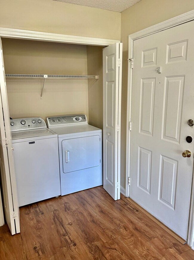 Foto del edificio - One Bedroom Apartment in Gated Community - Easy Highway Access!