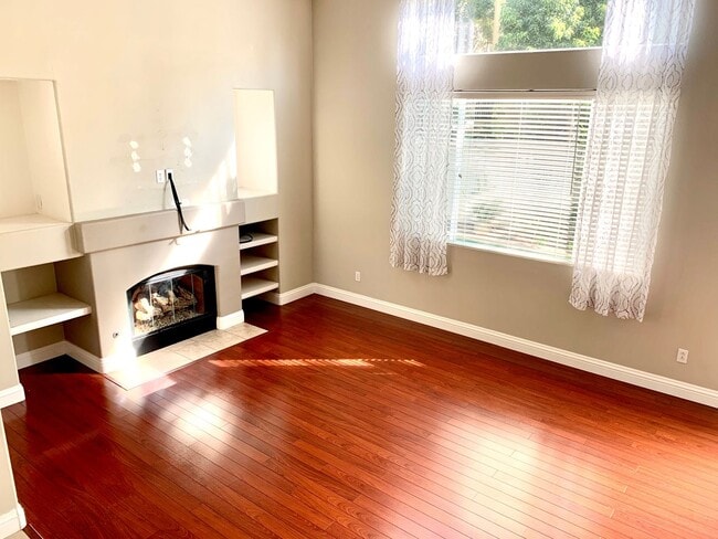 Building Photo - Spacious 3 Bedroom, 2.5 Bathroom Single Fa...