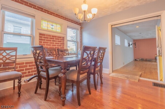 Foto del edificio - 253 Sutton Ave