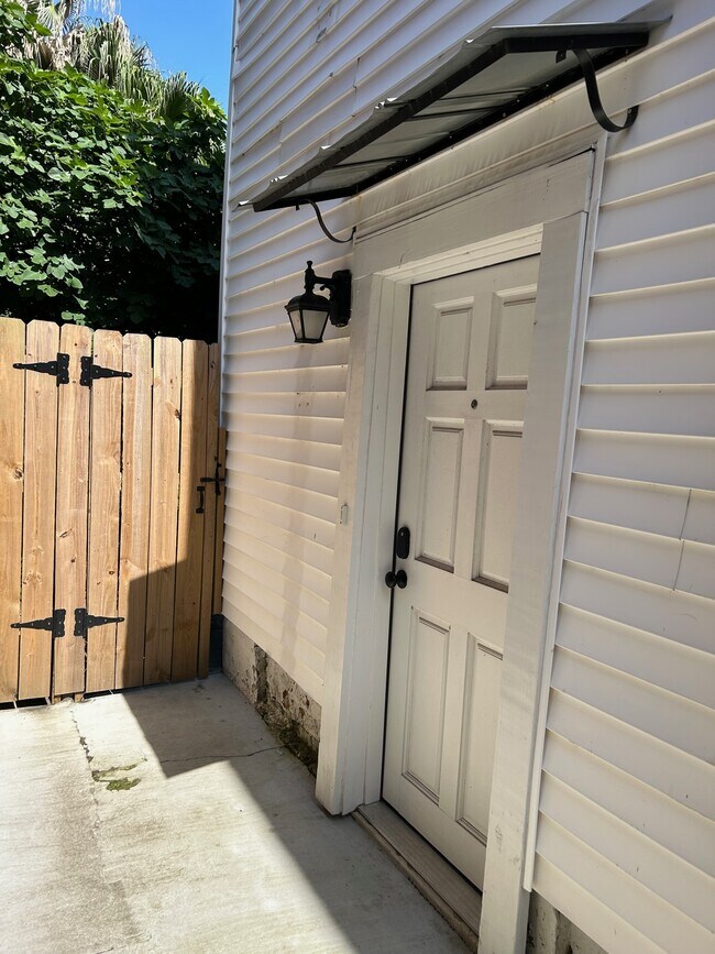 Puerta de entrada del apartamento - 1107 General Pershing St