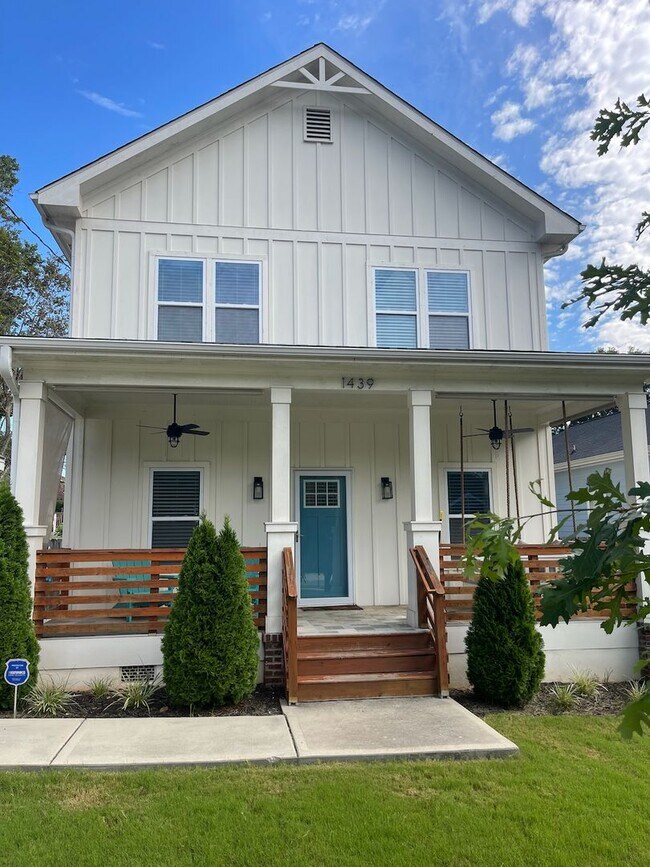 Building Photo - Convenient Living in West End