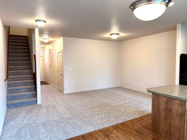 Building Photo - Beautiful 3 Bd 2.5 Ba Town Home by Vancouver Mall