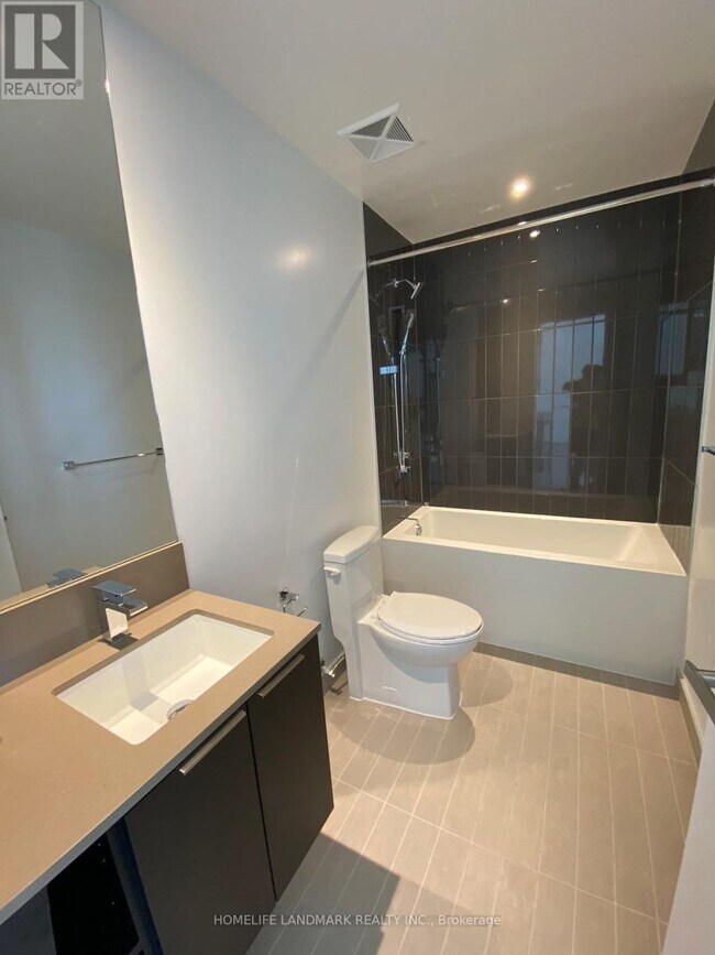 Photo du bâtiment - 3900-3900 Confederation Pkwy