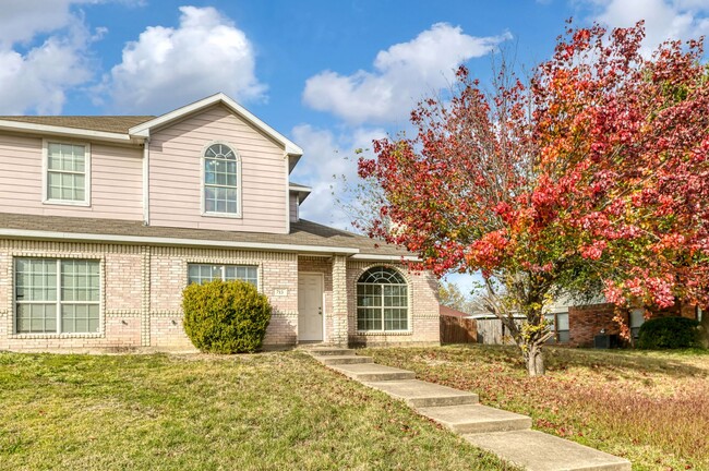 Building Photo - GORGEOUS DUPLEX IN LANCASTER