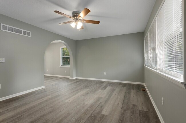 Foto del edificio - 518 NW Frances Dr
