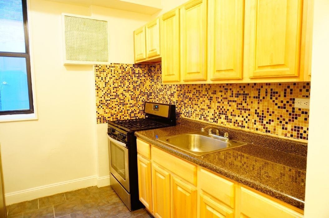 Primary Photo - 72-10 37th Ave