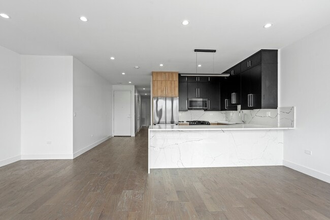 Building Photo - 3008 W Belmont Ave