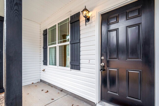 Foto del edificio - MOVE IN READY! 4 bedroom 2.5 bathroom town...