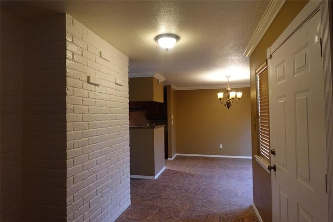 Building Photo - 6314 Sandy Oaks Dr