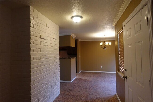 Foto del edificio - 6314 Sandy Oaks Dr