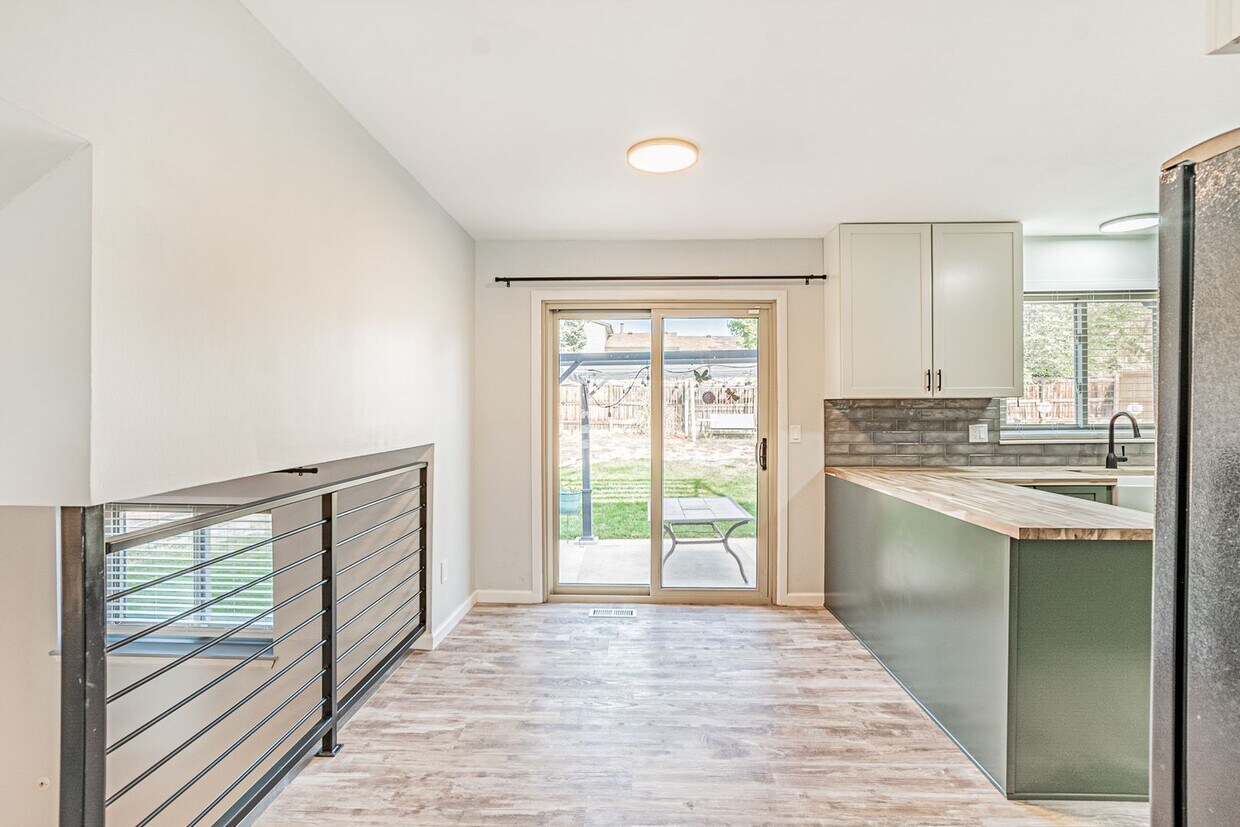 Foto principal - Gorgeous 4 Bed 3 Bath Home with Fully Fenc...