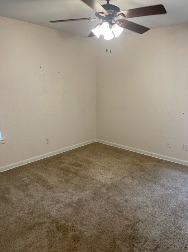 Foto del edificio - 535 E Bryson Ave