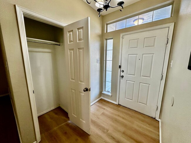 Building Photo - Spacious Three bed Two bath