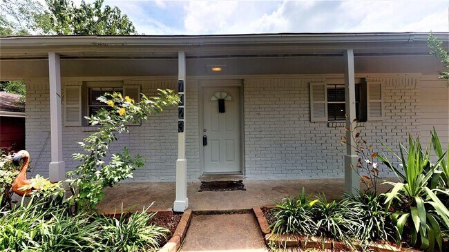 Building Photo - 7023 Roos Rd