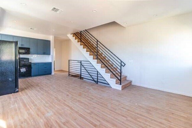 Foto del edificio - 3BR 3BA Modern Townhome in Prime NOHO