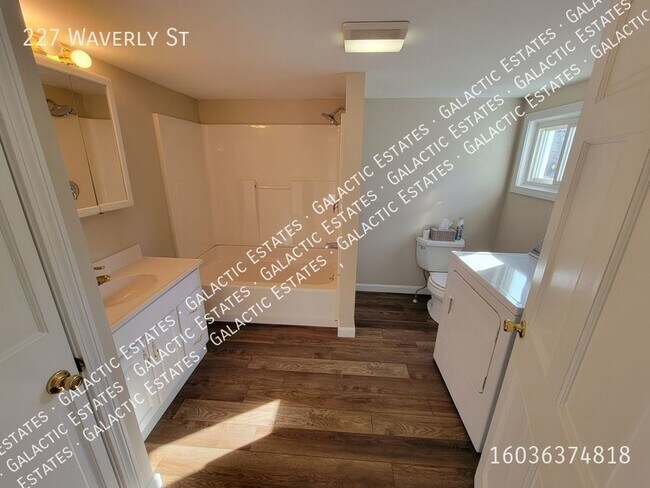 Building Photo - East Side Neighborhood 4 Bedroom 1.5 bath ...