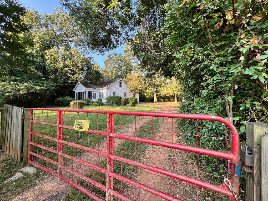 Foto principal - 2 Bed | 2 Bath Single Family Home