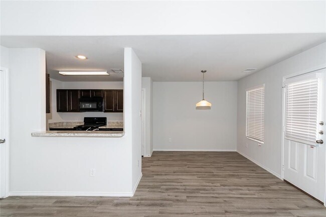 Building Photo - 3915 Silver Ranch Rd