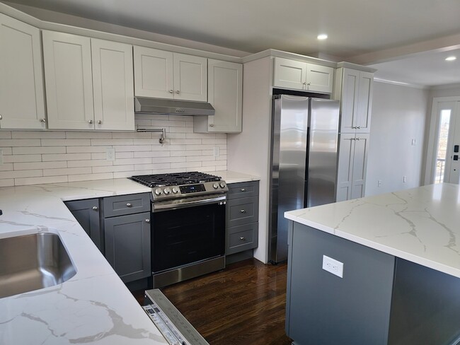 Building Photo - 571 Quincy Shore Dr