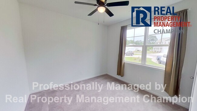 Foto del edificio - 4 Bedroom Home with Fenced Back Yard on Qu...