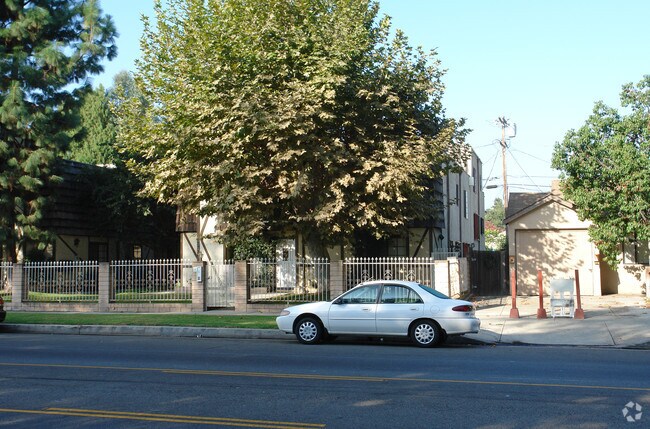Foto del edificio - 5735 Hazeltine Ave