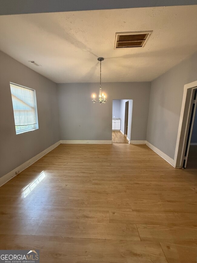 Foto del edificio - 1006 W College St Ext