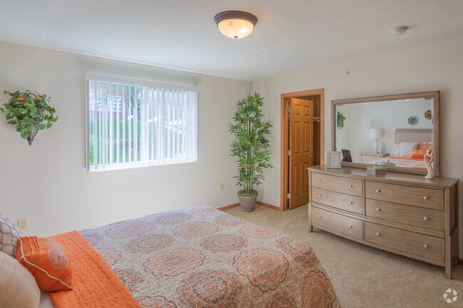 2BR, 2BA - 950 SF - The Overlook at Ft. Thomas