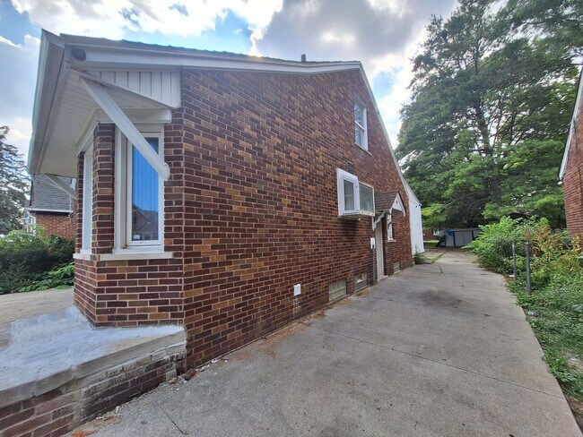 Building Photo - Charming 3 bedroom brick bungalow