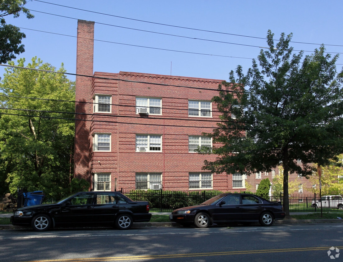Building Photo - 1400 Somerset Pl NW